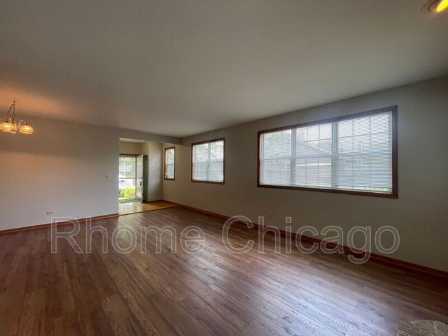 Building Photo - 519 W Parkside Dr