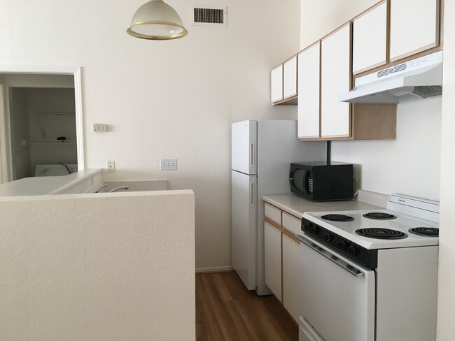 Building Photo - Rent special $1,125-1 BD UNIT IN TRIPLEX -...