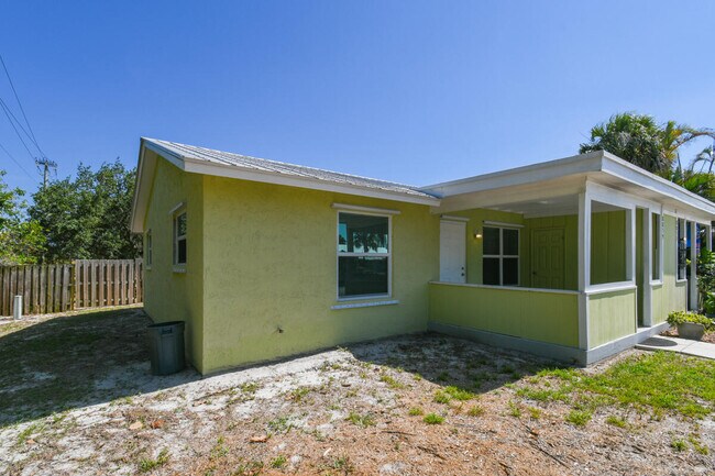Building Photo - 8839 SE Hobe Ridge Ave