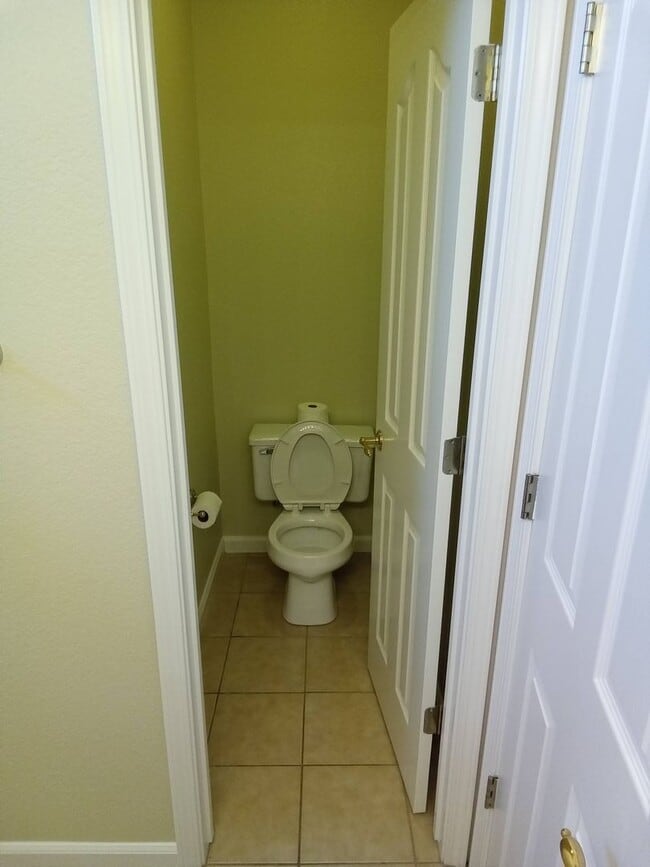 Building Photo - Gated: Single Story Heritage Oaks 3 Bedroom Plus Office/Den 3 Car Garage with lots of built in fo...