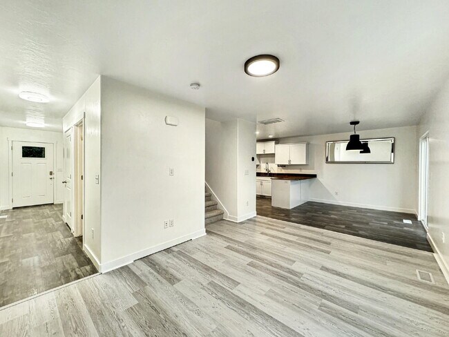Building Photo - Beautiful Townhouse in Draper - 3 BD 2.5 BA 2 GA - 2250 Square Feet