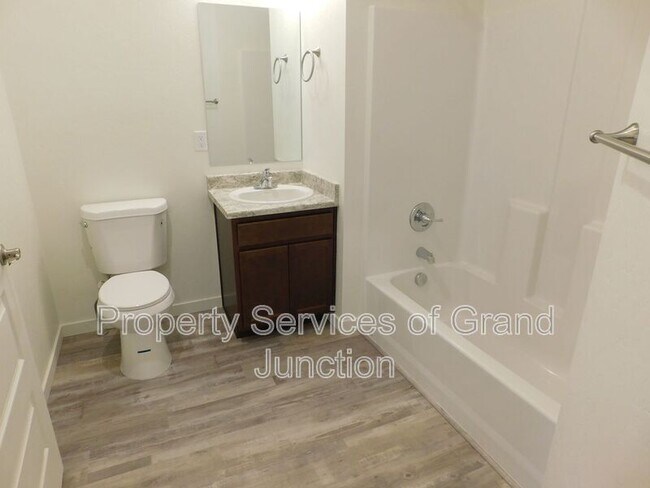 Building Photo - 668 Brookwillow Dr