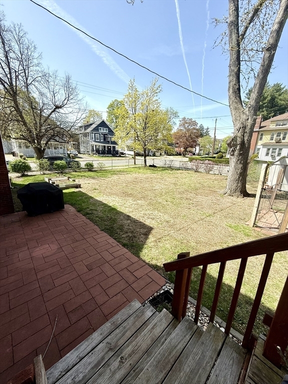 Building Photo - 323 Sargeant St