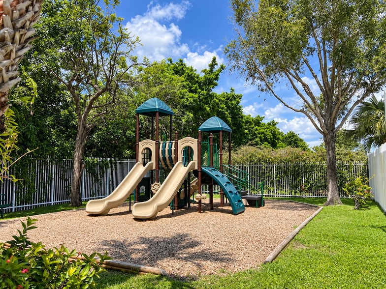 Building Photo - 798 Summit Lake Dr