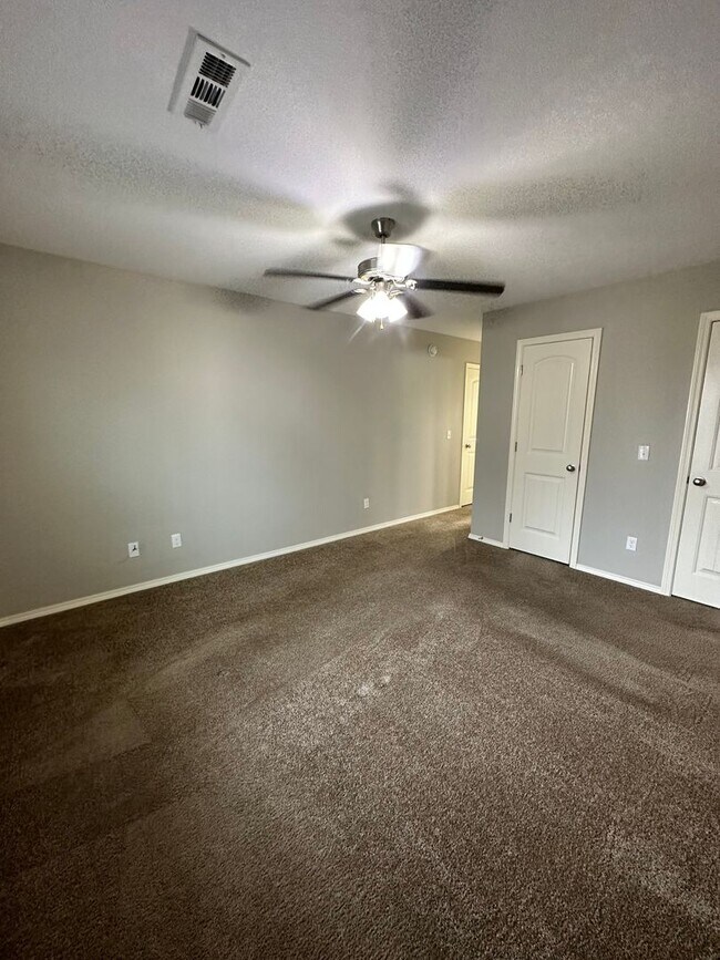 Building Photo - 3 Bedroom 2 Bathroom For Rent in Bentonville!