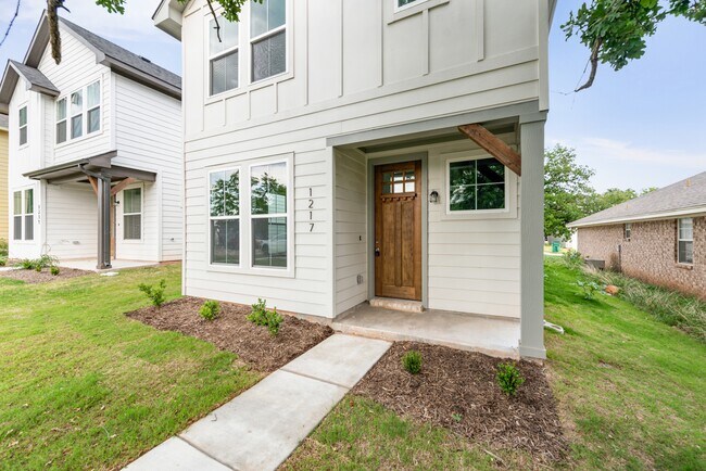 Building Photo - 1226 Elm Ct