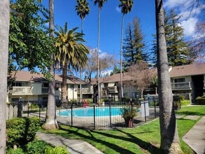 Building Photo - Spacious and Updated 1 Bedroom Convenientl...