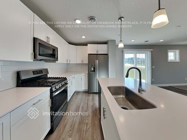 Building Photo - 10922 Glacier Ln N