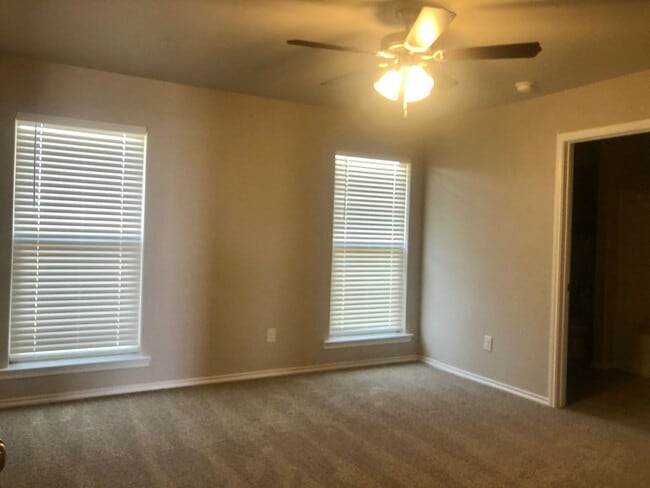 Building Photo - Spacious House