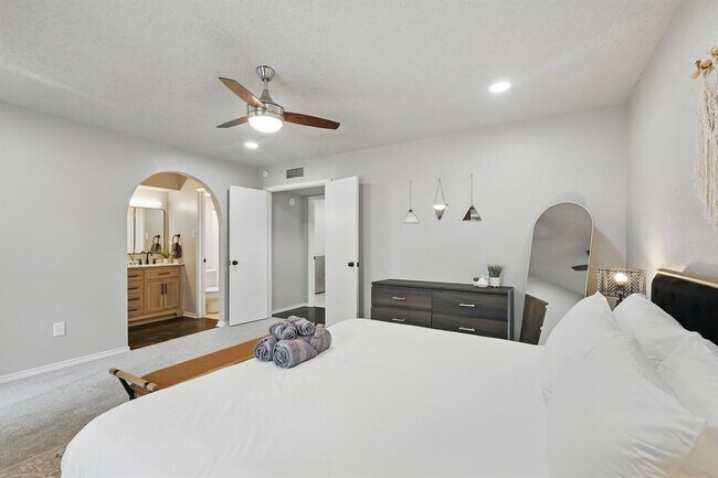 Building Photo - 5830 Jester Dr