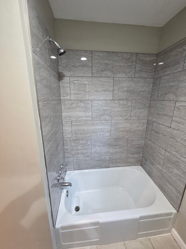 Building Photo - 2058 Holmes Dr