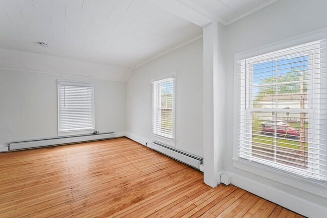 Building Photo - 2 New St