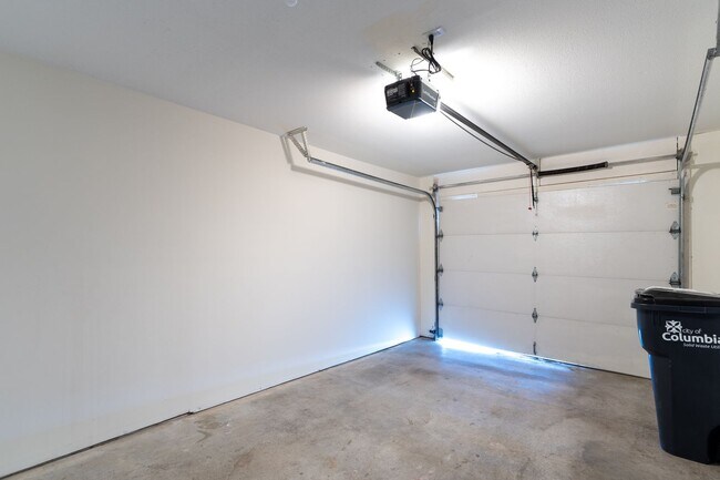 Building Photo - 304-306 Dads Way