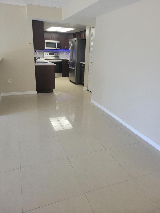 Building Photo - 1400 Crestwood Ct S
