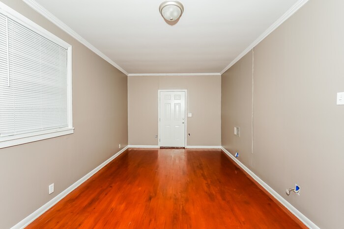 Building Photo - 825 Park Dr