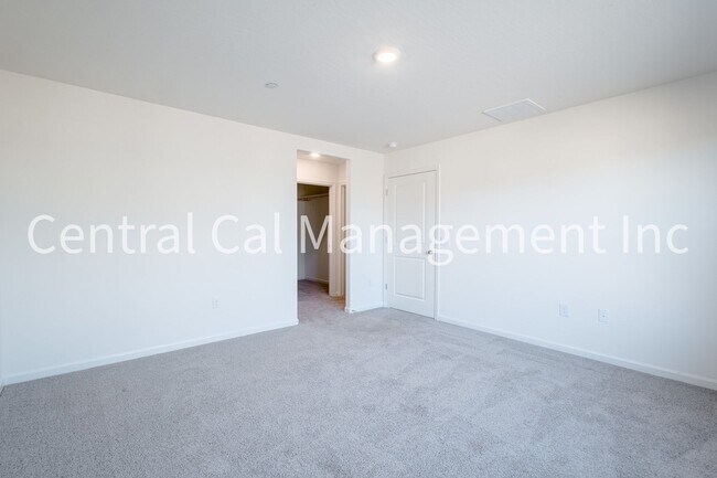 Building Photo - 4 Bedroom/2 Bath Home with Solar in the Desired Southwest - $2500 Per Month!