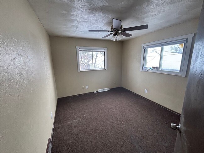 Building Photo - 3 Bedroom House