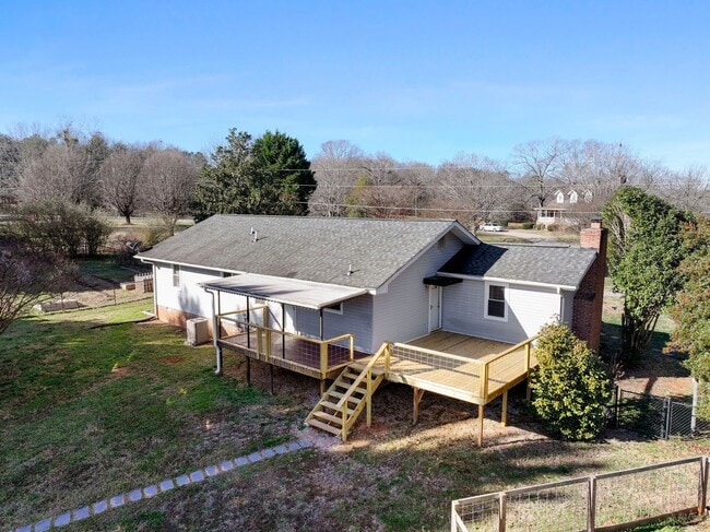 Building Photo - Welcome to this Comfortable, Charming & Outdoor Living, Single-Level Home