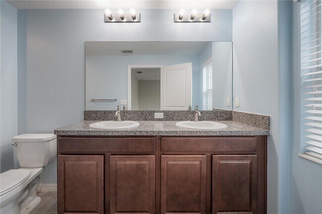Building Photo - 10687 Lake Montauk Dr