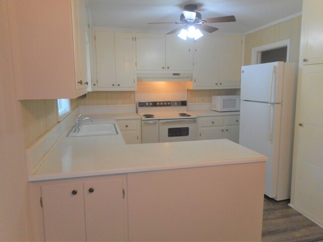 Building Photo - 3 Bedroom 2 Bath Brick Ranch Within 1 Bloc...