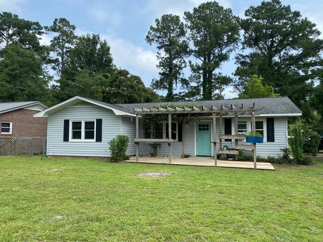 Primary Photo - Cottage home, 5 minutes to Wrightsville Be...