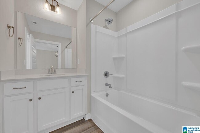 Building Photo - 170 Kings Wy