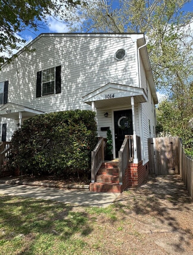 Building Photo - Updated 2nd Floor Duplex, blocks from beach