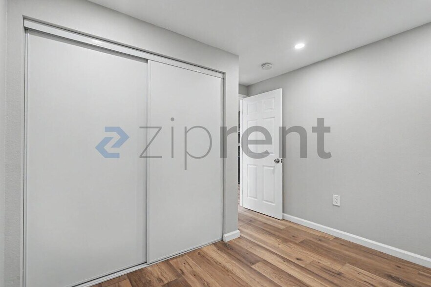Building Photo - Unit