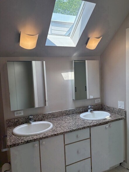 Master Bathroom - 1821 W Henderson St
