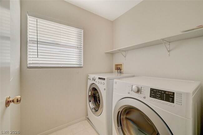 Building Photo - 121 Standing Stone St