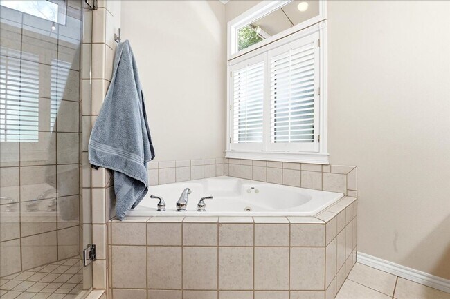 Building Photo - Luxury Living in Southeast Boise, 3-Car Garage, Hot Tub & Flexible Bonus Loft & Private/Secure Wo...