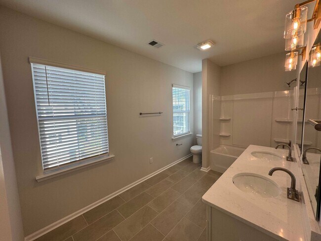 Building Photo - 20 Ladyslipper Ln