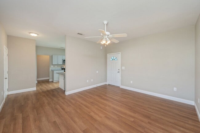Building Photo - 3 bedroom 2.5 bathroom
