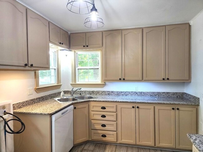 Building Photo - 2 Bed 1 Bath 2 Covered Carport in Corbin P...