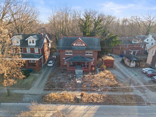 Building Photo - 6+BR House on E. Lane – Central Campus – Newly Renovated + Free Parking – Flexible Move-In