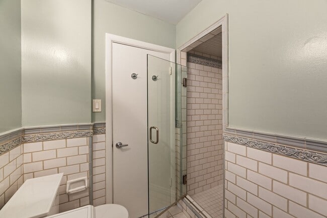Building Photo - Stunning, Pet Friendly Edwardian 2BR Remod...