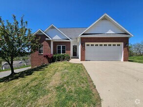 Building Photo - 4 Bedroom, 3 Bathroom home AVAILABLE 07/01...