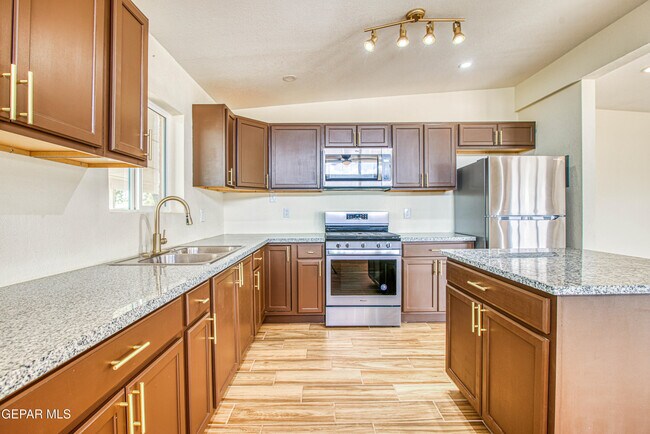 Building Photo - 8818 Mt Elbert Dr