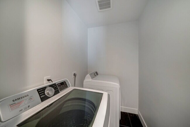 Building Photo - 504 E Roosevelt St