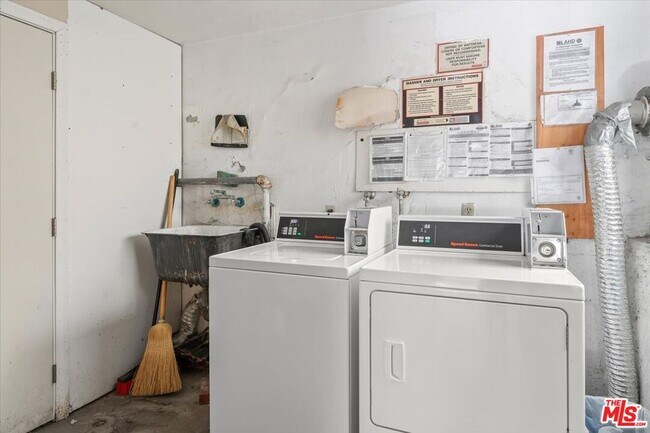 Building Photo - 10657 Holman Ave