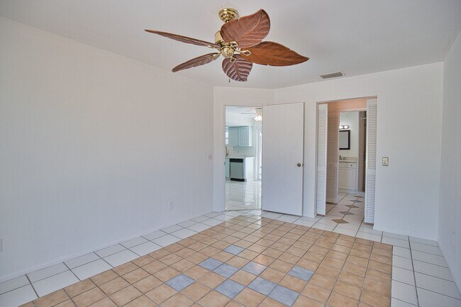 Building Photo - Annual Unfurnished 2 Bedrooms 2 Bathrooms Pool Home Located in South Venice!