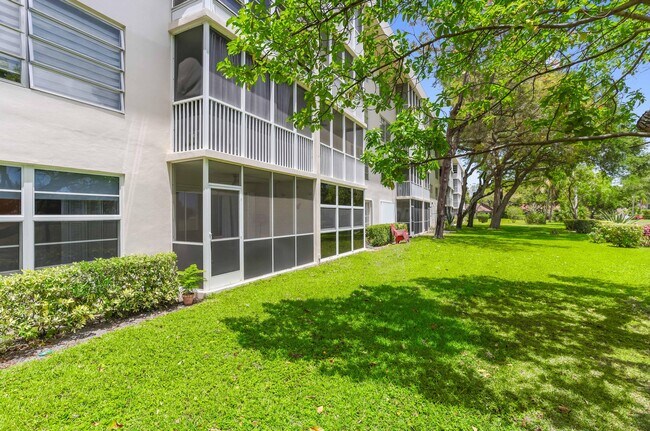 Building Photo - 2800 N Palm Aire Dr