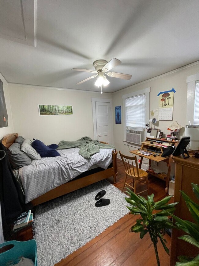 Building Photo - FALL 2026!!! Private 1 Bedroom Historic Home w/ FREE PARKING - Walk to UF!