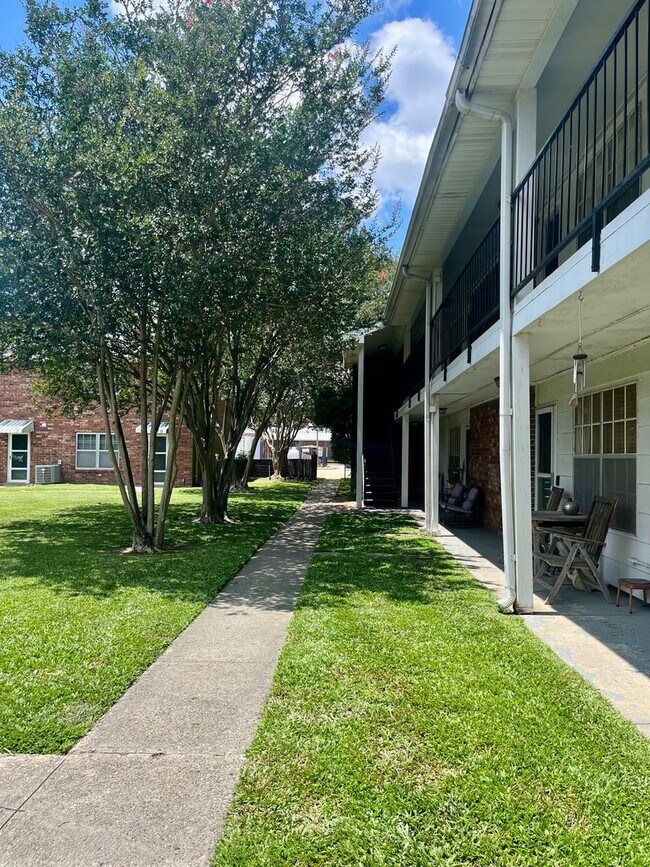 Building Photo - 1701 Lobdell Ave