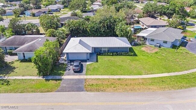 Building Photo - 2250 Poinciana St