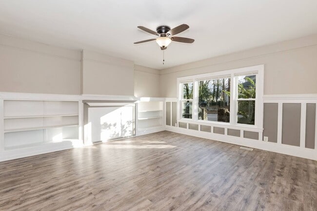 Building Photo - Gorgeous Move-In Ready Home