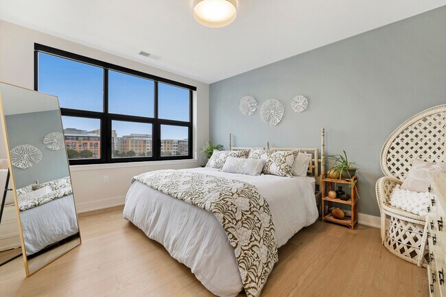 Primary bedroom - 701 Swann Ave