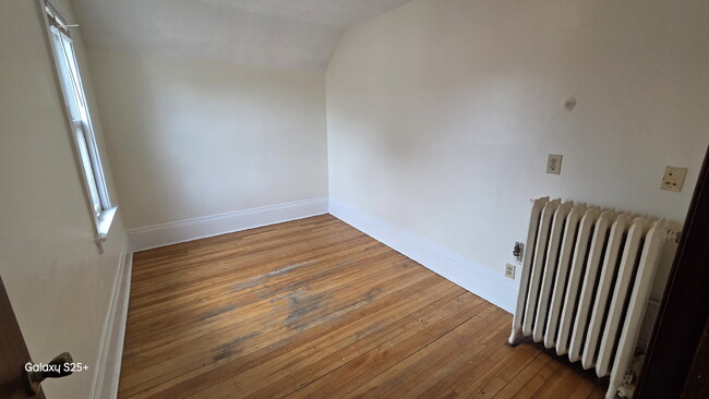 Building Photo - 6 Bed 2 bath FRESH PAINT - Single Family H...