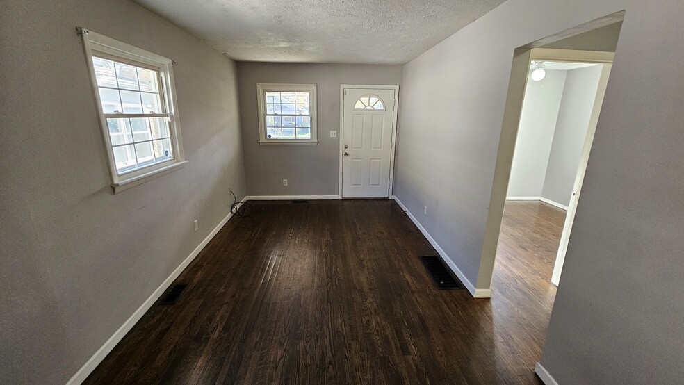 Living Room - 907 Beecher St