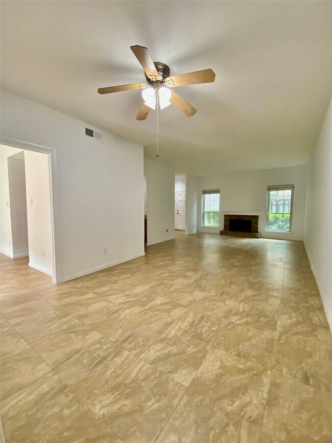 Building Photo - 752 Augusta Dr